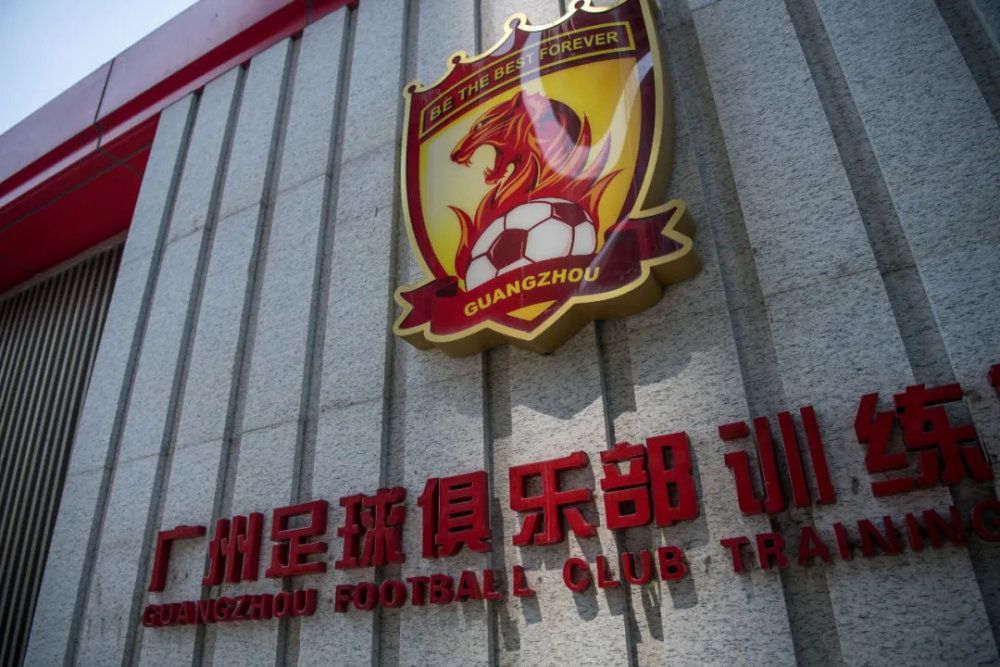 迪马尔科左路弧顶传到禁区劳塔罗门前被佩雷斯放倒裁判没有表示，随后裁判经过var提示认定为点球，恰尔汉奥卢主罚点球破门，国米1-0乌迪内斯。
